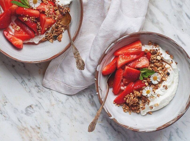 cenar fruta y yogur es una opcion saludable