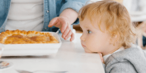 ninos que aprenden a comer solos