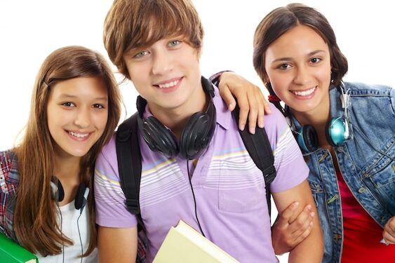 adolescente rodeado de amigos felices
