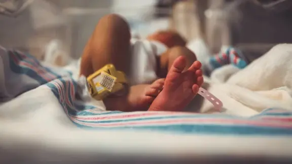 bebe adn tres personas