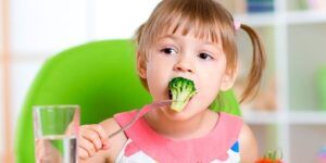 bebe comiendo alimentos saludables