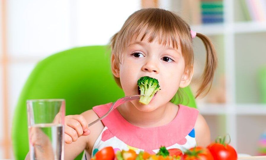 bebe comiendo alimentos saludables