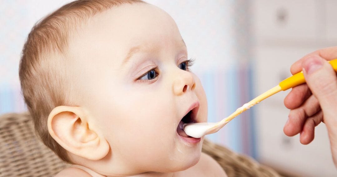bebe con cereales