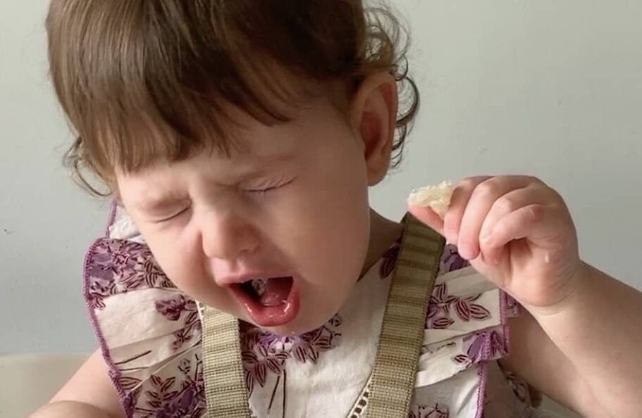 bebe con expresion incomoda