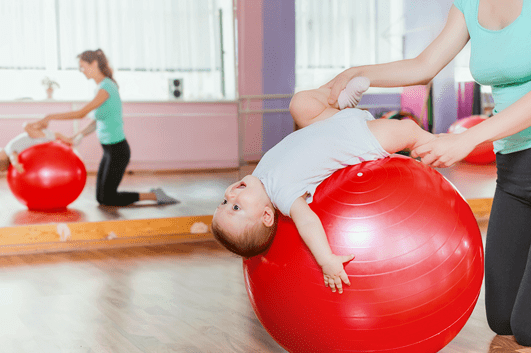 bebe con pelota de pilates