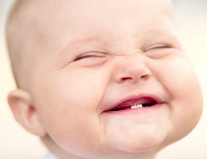 bebe con sonrisa saludable