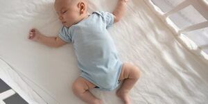 bebe en cuna