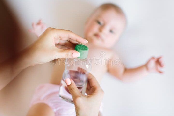 bebe feliz con aceite