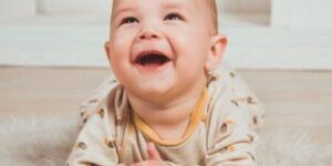 bebe feliz y sonriente