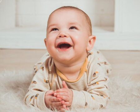 bebe feliz y sonriente