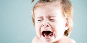 bebe llorando con rabia