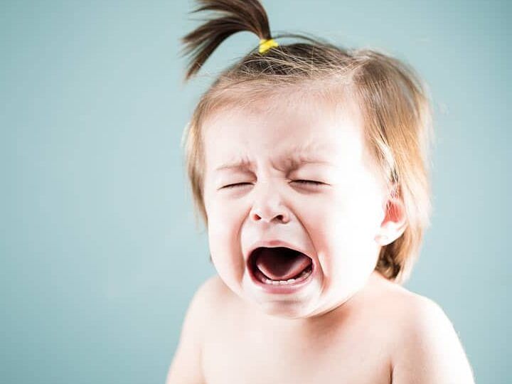 bebe llorando con rabia
