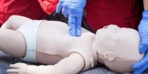 bebe recibiendo rcp correctamente