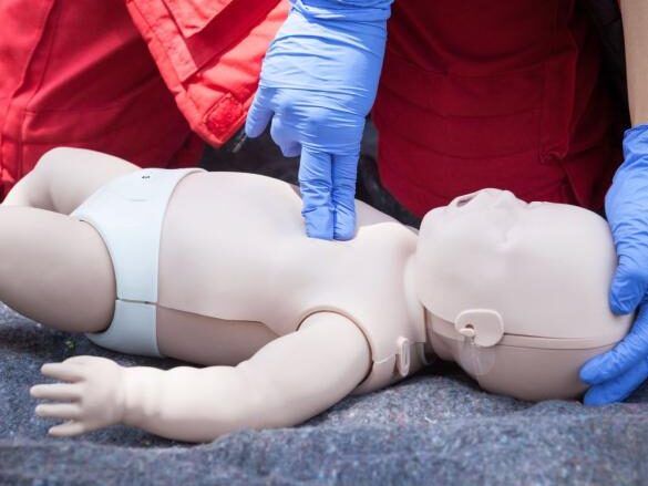 bebe recibiendo rcp correctamente