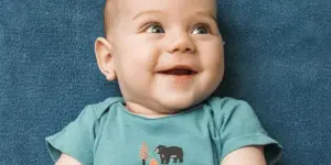 bebe satisfecho y sonriente