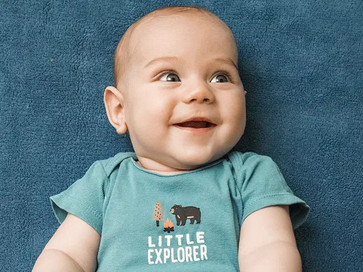 bebe satisfecho y sonriente