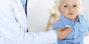 bebe sonriente con medicina