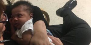 bebes prematuros abrazados por voluntarios