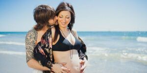 belly bump en la playa