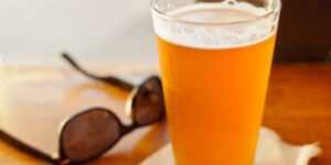 embarazada disfrutando de una cerveza sin alcohol