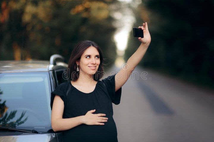 embarazada feliz en viaje