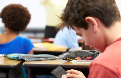 estudiantes distraidos por telefonos