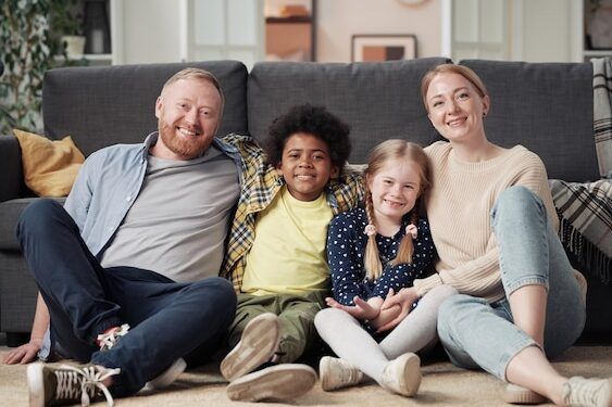 familia adoptiva feliz