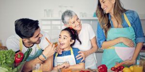 familia cocinando juntos