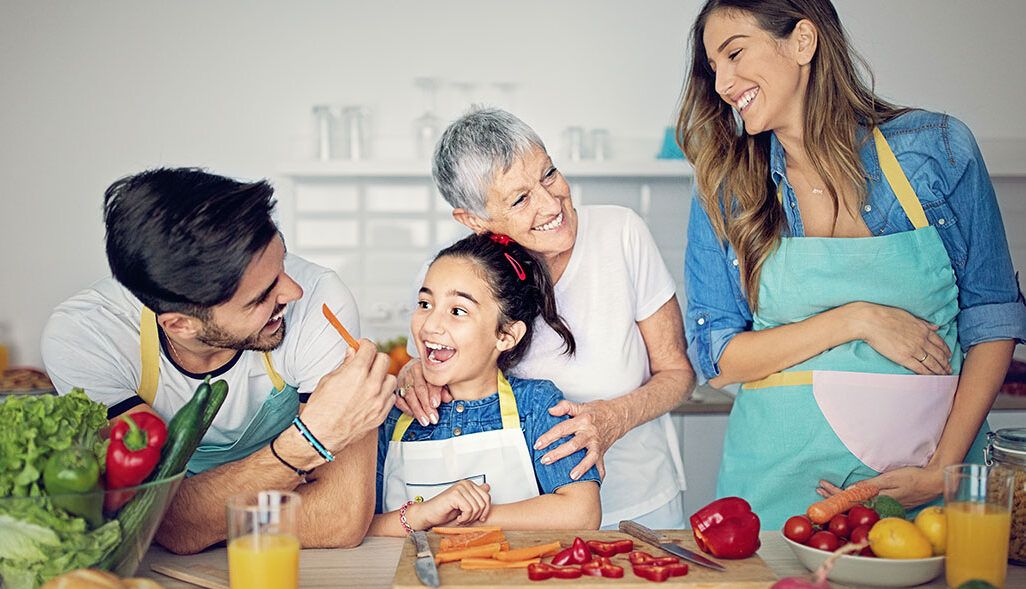 familia cocinando juntos