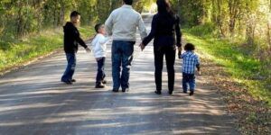 familia feliz caminando juntos