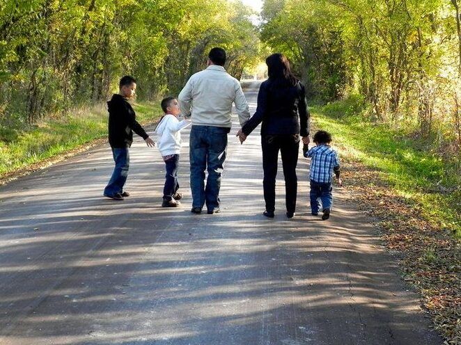 familia feliz caminando juntos