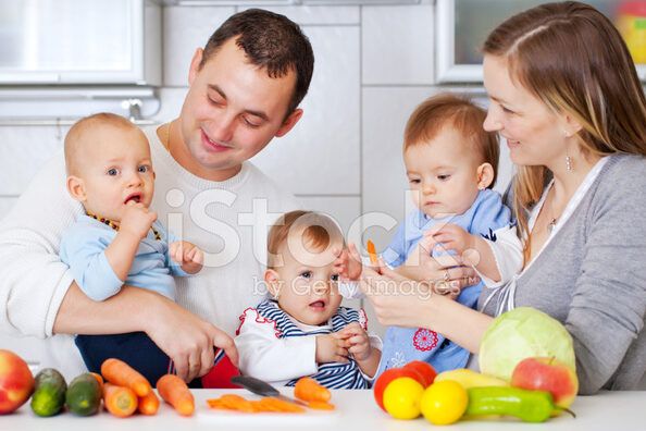 familia feliz con bebe