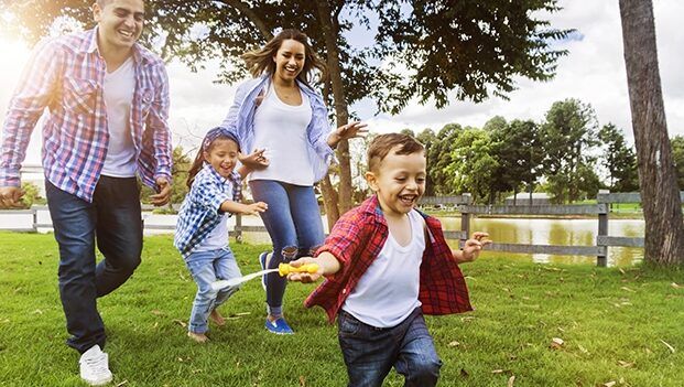 familia feliz con hijos