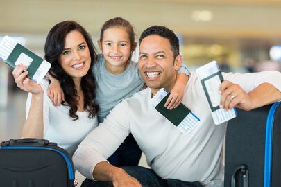 familia feliz con pasaportes