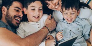 familia feliz con seguridad social