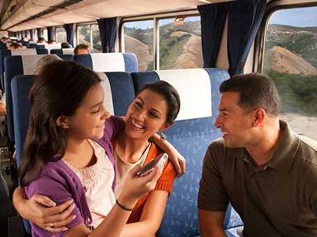 familia viajando en transporte publico