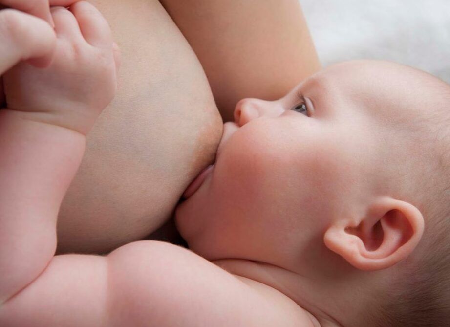 mujer amamantando a un bebe