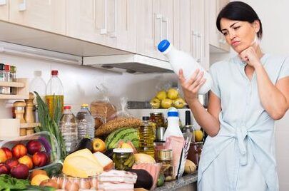 mujer derramando leche