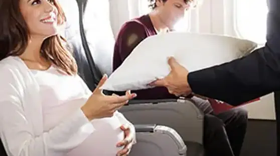 mujer embarazada en avion