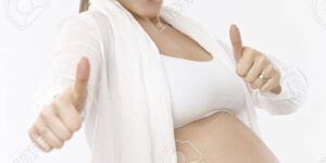 mujer embarazada sonriente