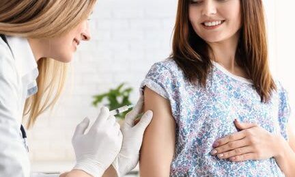 mujer embarazada vacunandose contra la gripe