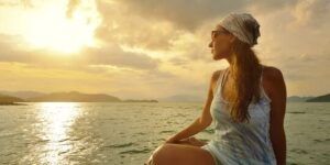 mujer feliz viajando