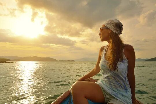 mujer feliz viajando