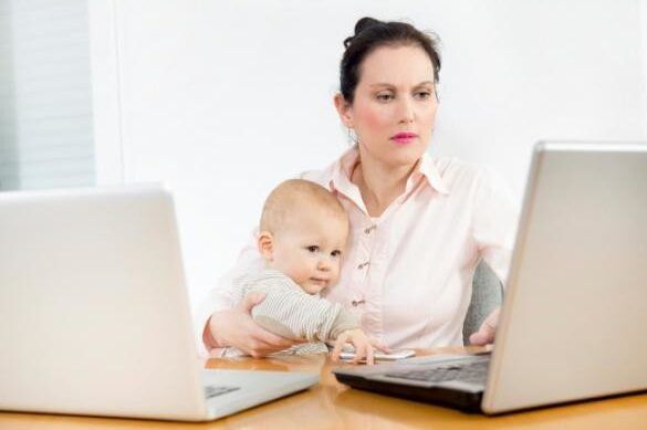 mujer trabajadora con su bebe