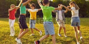 ninos bailando y divirtiendose