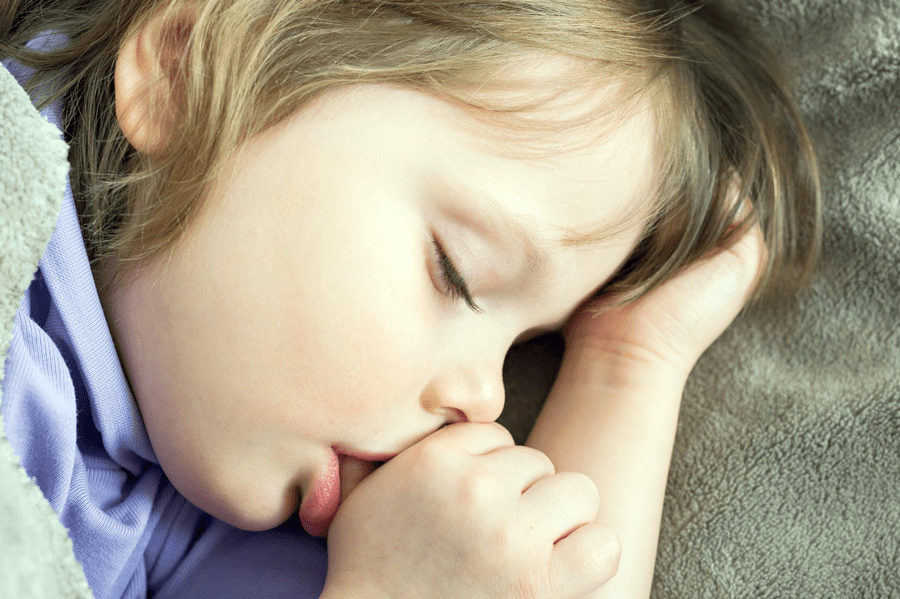 ninos chupandose el dedo