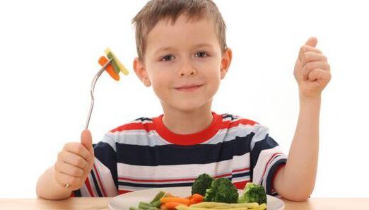 ninos comiendo alimentos saludables