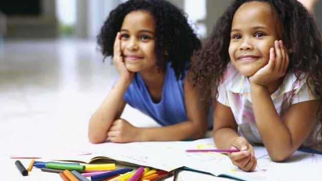 ninos en escuela y casa