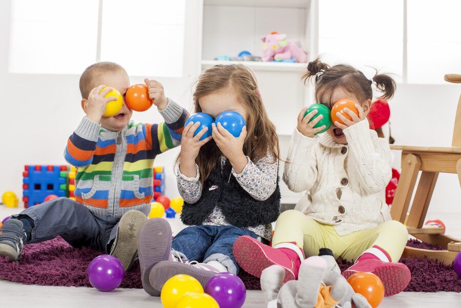 ninos en una guarderia