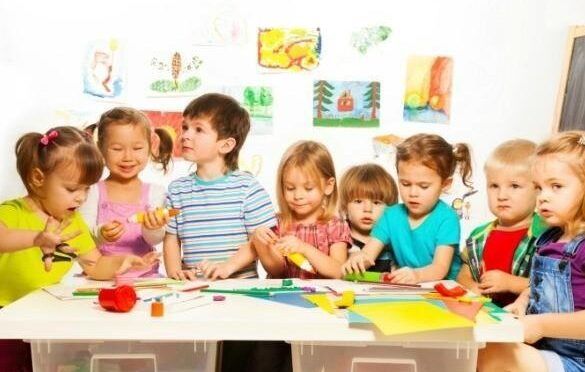 ninos felices en escuela infantil